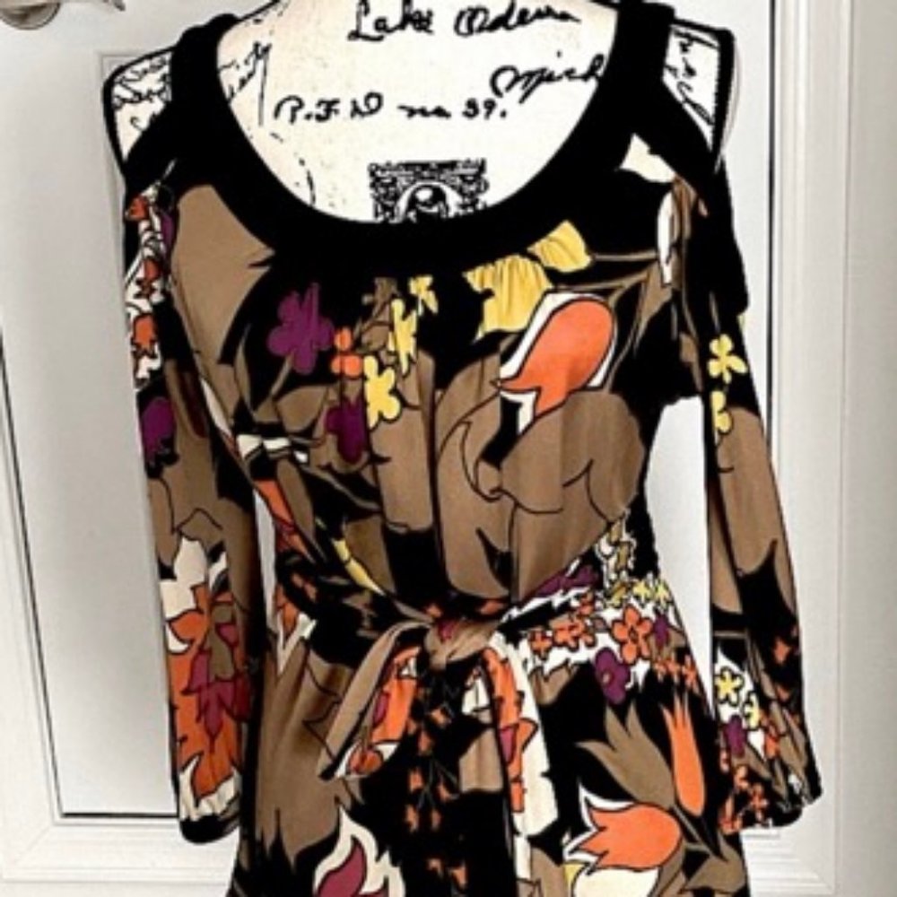 ESCADA VINTAGE COLD SHOULDER TOP. SZ M. SEPERATE TIE FOR BELT OR SCARF.